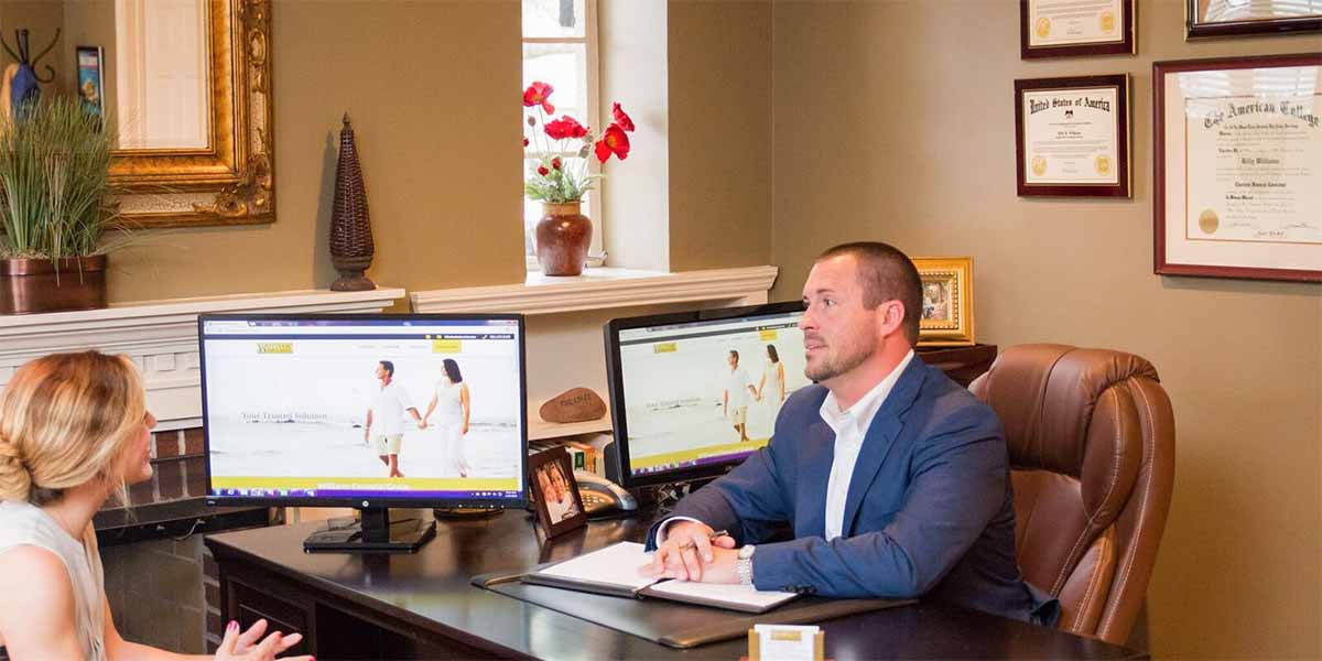  Billy Williams, CFP consulting with a client at his desk.
